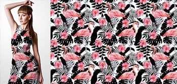09024v Materiał ze wzorem malowane zwierzęta (flaming) i egzotyczne kwiaty (hibiskus) na tle z papug i egzotycznych liści